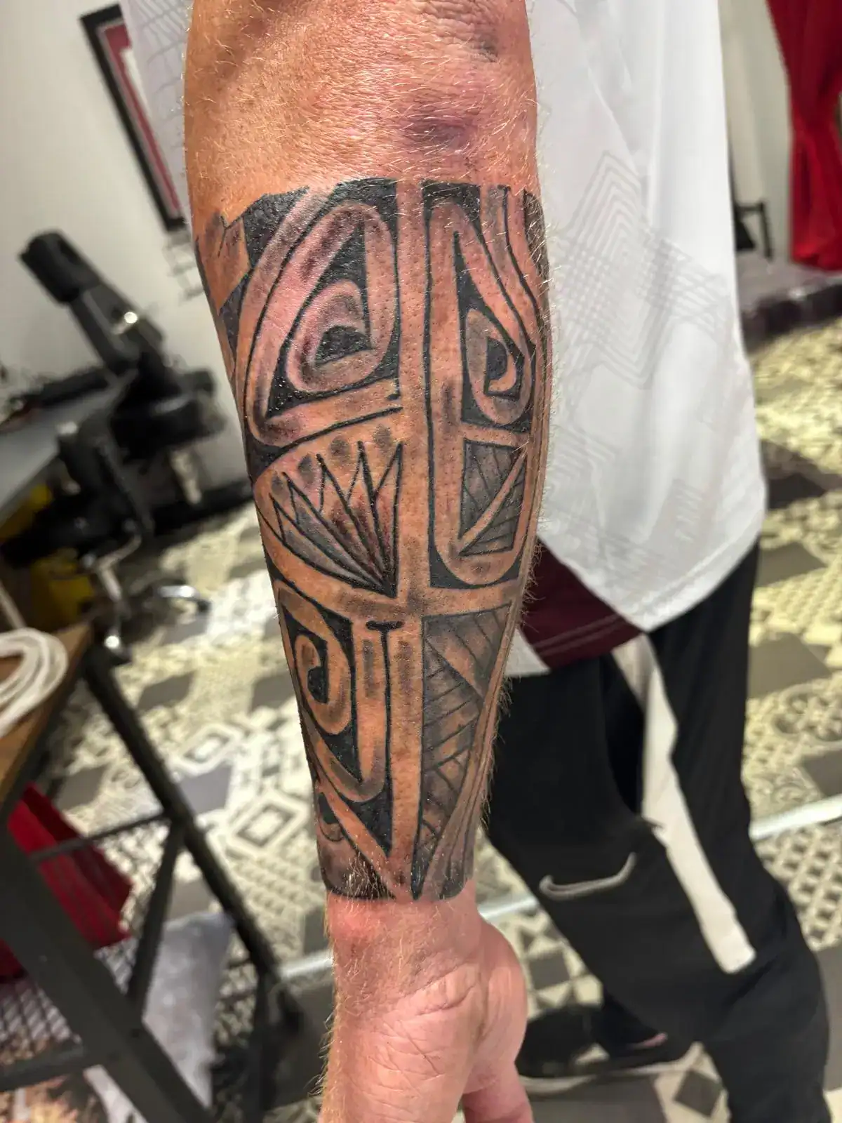 Fred Tattoo tatoueur professionnel travaillant sur un tatouage sleeve bras complet dans le studio Encre Et Mer Port-Fréjus Var