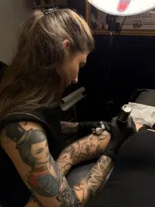 Portrait Cartis.Ink tatoueuse professionnelle résidente Dermagraphic Fréjus spécialiste tatouages Fineline Floral Minimaliste Encre Et Mer