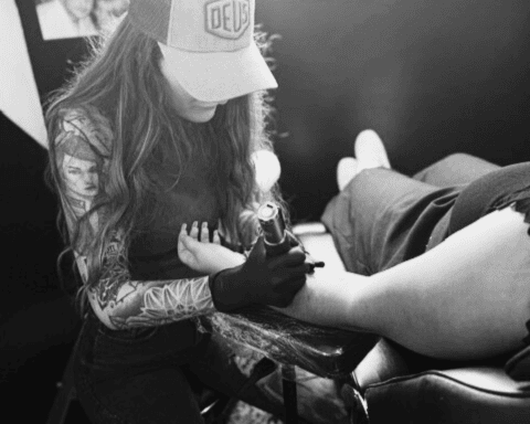 Cartis Ink, tatoueuse en séance de tatouage chez Encre et Mer à Port-Fréjus