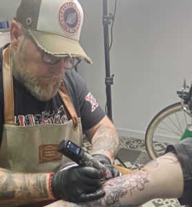 Portrait Fred Tattoo tatoueur professionnel résident Art District spécialiste styles Maori Old School traditionnels Encre Et Mer Fréjus