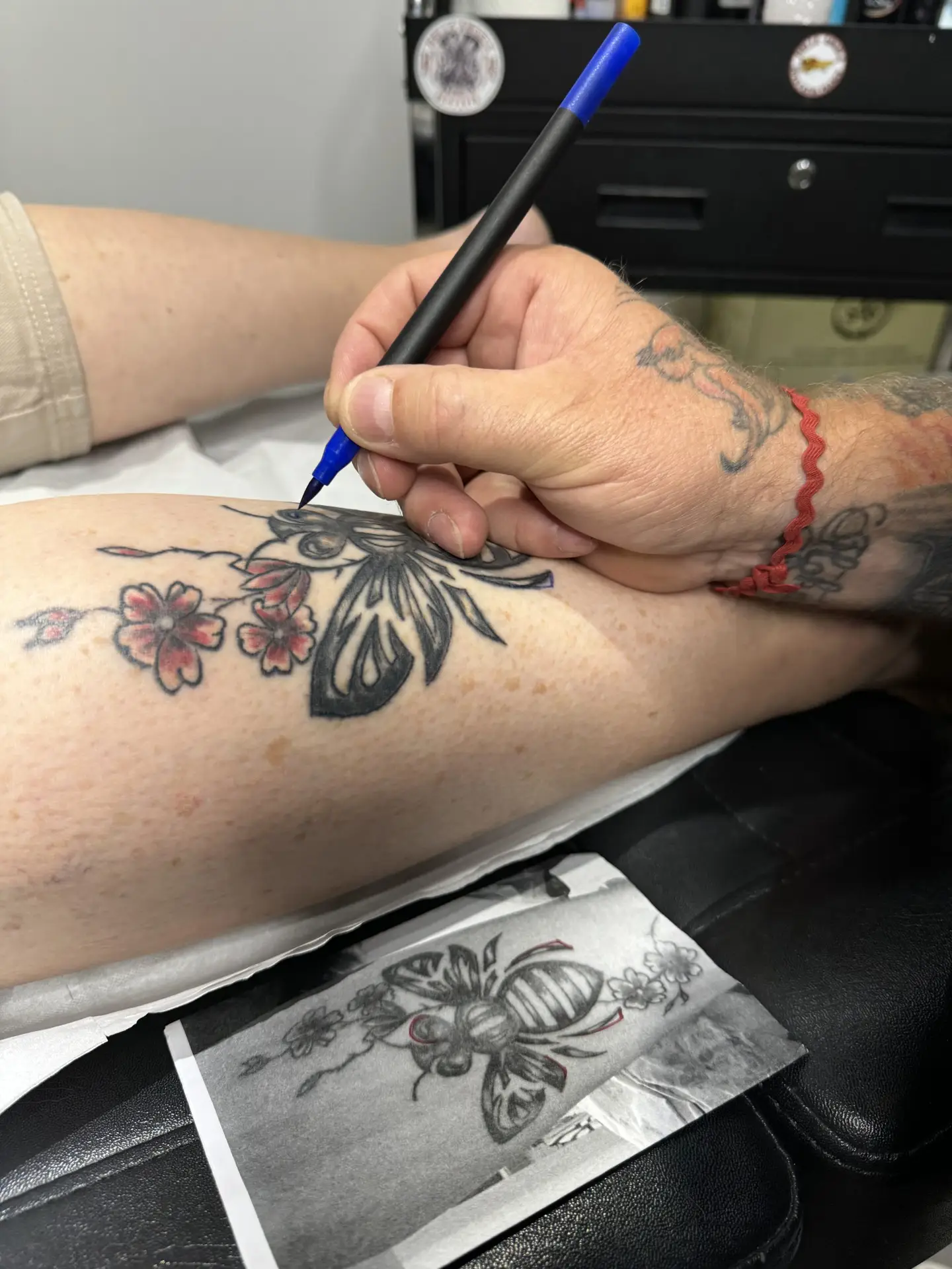 Fred Tattoo tatoueur professionnel réalisant un tatouage sur la main d'un client dans le studio Encre Et Mer Port-Fréjus