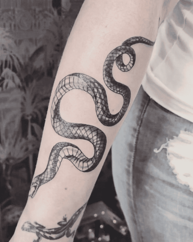 Tatouage unique création serpent artiste Encre Et Mer Fréjus Var