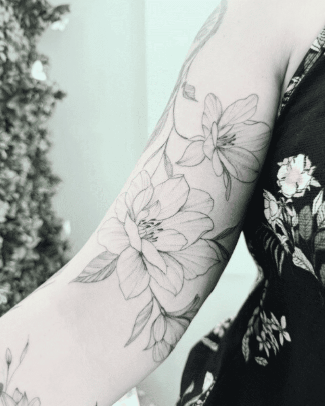 Tatouage détaillé réalisé avec technique professionnelle Encre Et Mer studio Fréjus