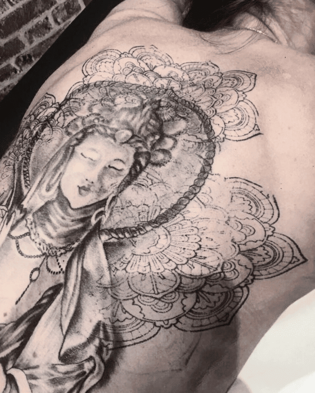 Grand tatouage artistique sur le dos réalisé par tatoueur professionnel Encre Et Mer Fréjus