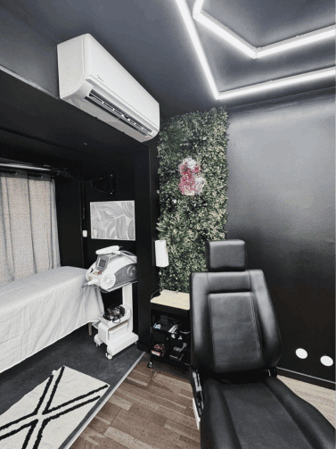 Station de tatouage professionnelle avec matériel stérilisé et fauteuil ergonomique chez Encre Et Mer Fréjus