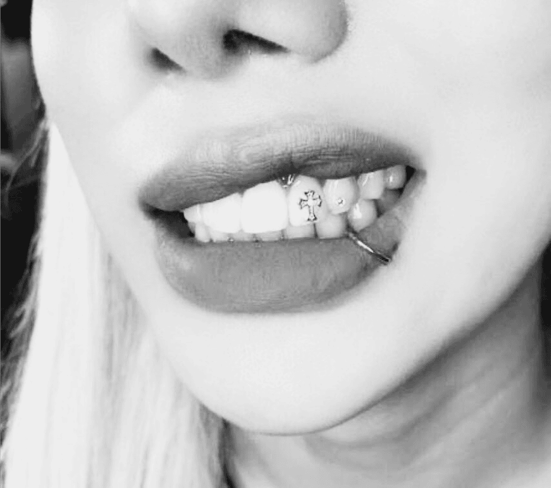 Strass smiley professionnel réalisé avec bijou de qualité chez Encre Et Mer studio piercing Fréjus