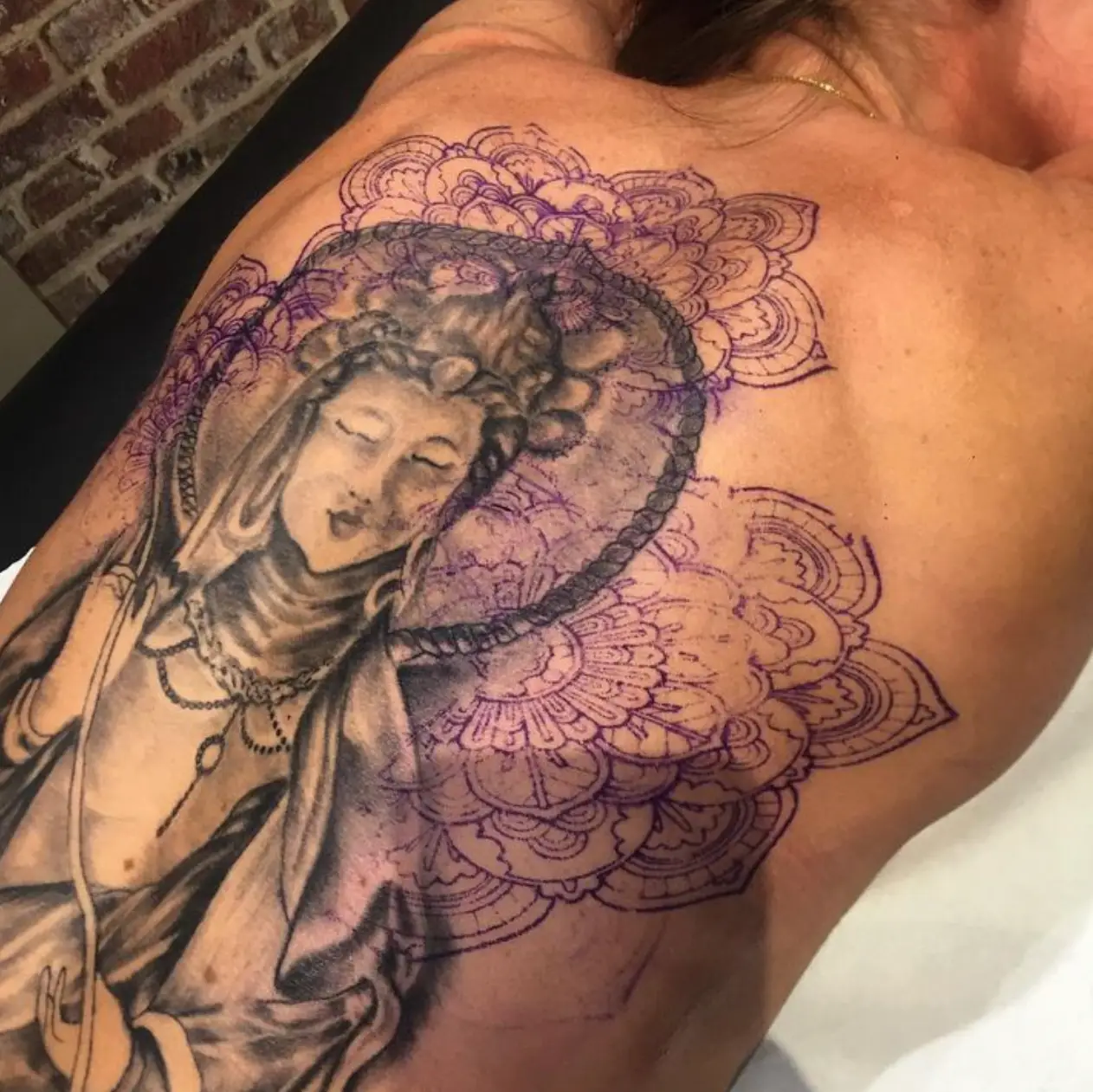 Grand tatouage attrape-rêves dreamcatcher couleur violet rose sur dos épaule femme par Fred Tattoo Encre Et Mer Fréjus