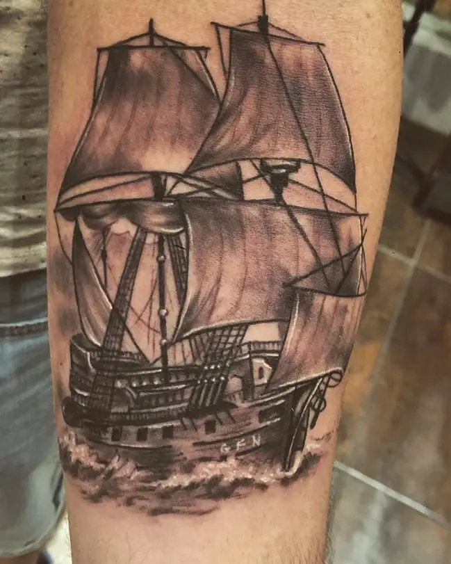 Tatouage bateau voilier pirate style Old School traditionnel noir gris avant-bras par Fred Tattoo Encre Et Mer Fréjus