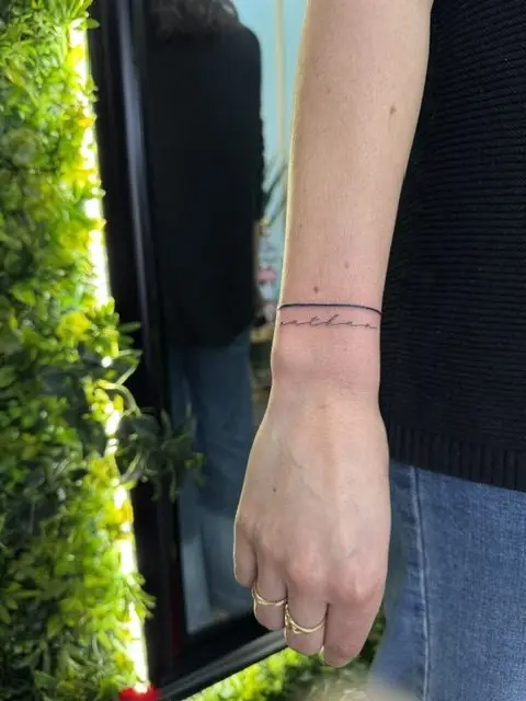 Tatouage bracelet tour de poignet style minimaliste Fineline trait fin par Cartis.Ink tatoueuse Encre Et Mer Fréjus