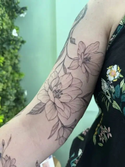 Tatouage sleeve bras complet femme avec rose style Fineline trait fin par Cartis.Ink tatoueuse Encre Et Mer Fréjus Var
