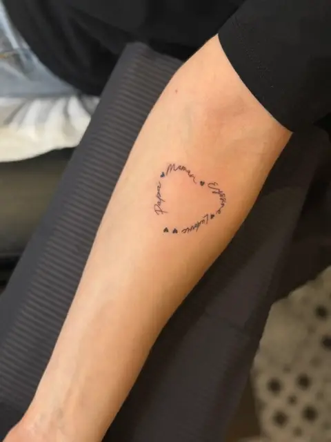 Tatouage coeur style Fineline floral trait fin avant-bras femme réalisé par Cartis.Ink Encre Et Mer Port-Fréjus