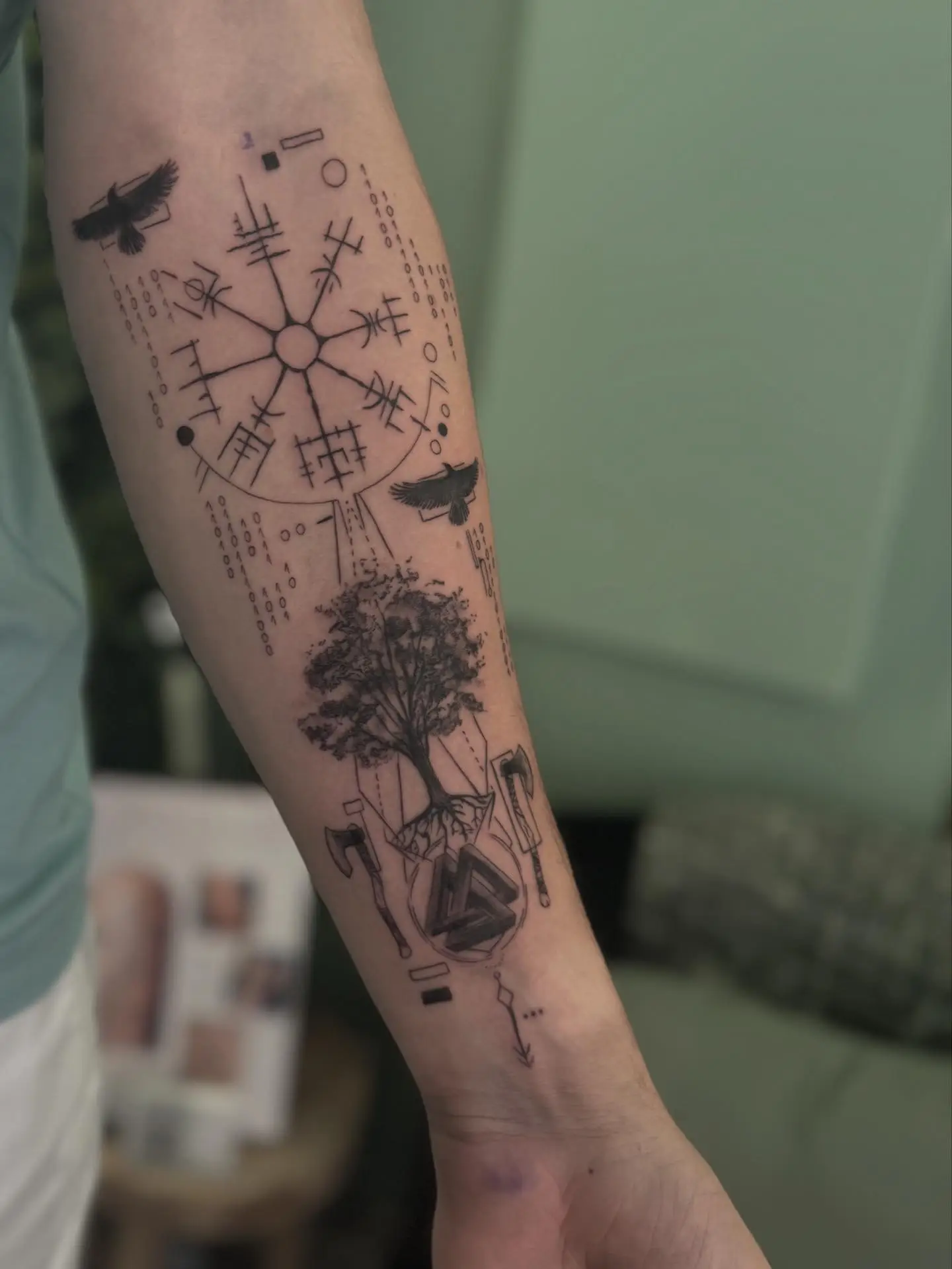 Tatouage constellation étoiles style minimaliste trait fin avant-bras femme par Cartis.Ink Encre Et Mer Port-Fréjus