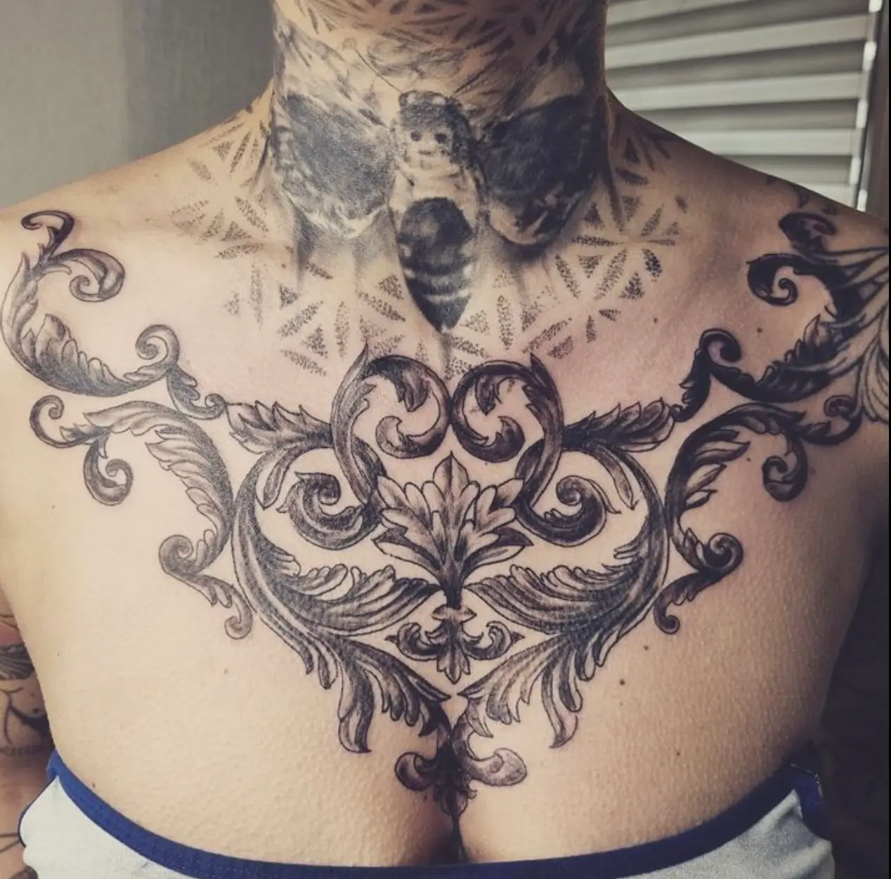 Tatouage dentelle mandala ornemental noir sur sternum poitrine femme par Fred Tattoo Encre Et Mer Fréjus