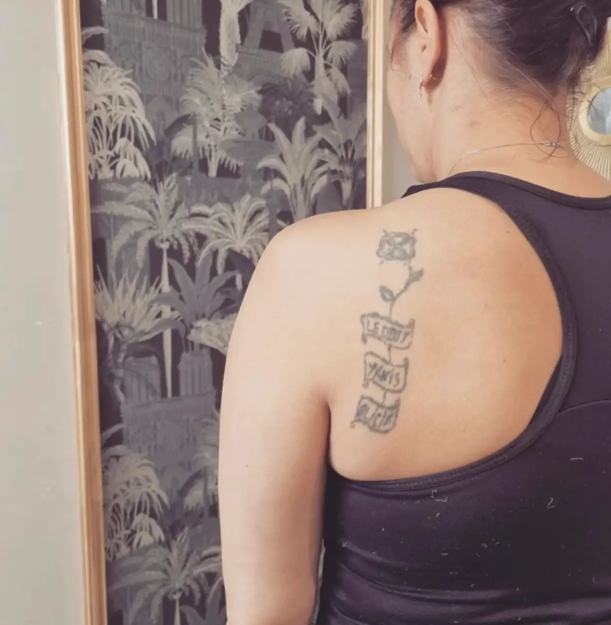 Tatouage artistique noir sur épaule omoplate dos femme réalisé par Fred Tattoo tatoueur Encre Et Mer Fréjus