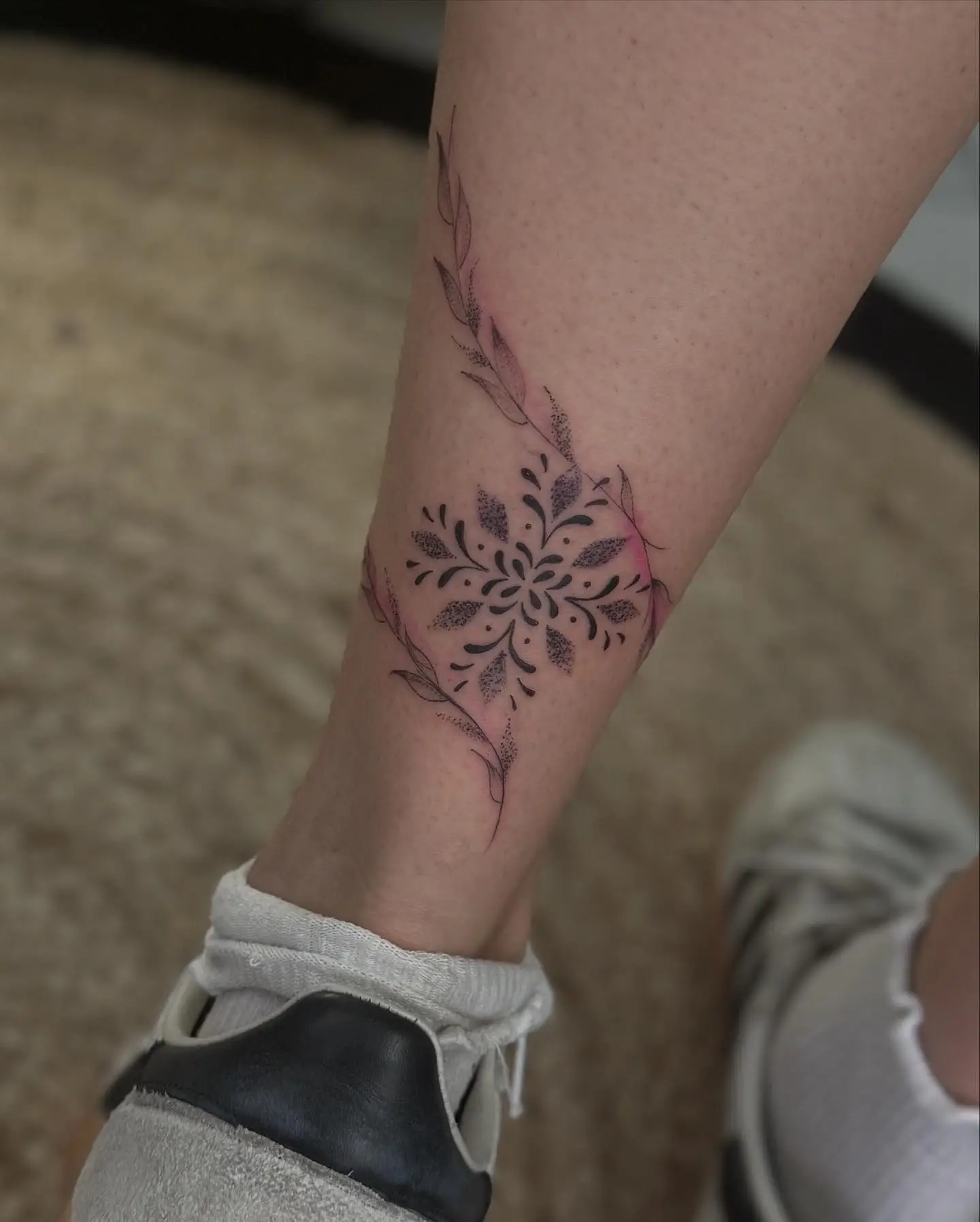 Tatouage grande fleur ornementale style Fineline trait fin cuisse femme réalisé par Cartis.Ink Encre Et Mer Port-Fréjus