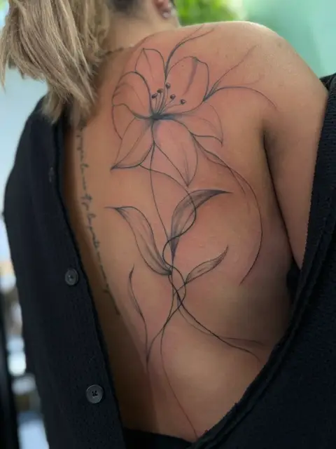 Grand tatouage fleur ornementale style Fineline dos hanche femme réalisé par Cartis.Ink tatoueuse Encre Et Mer Fréjus Var