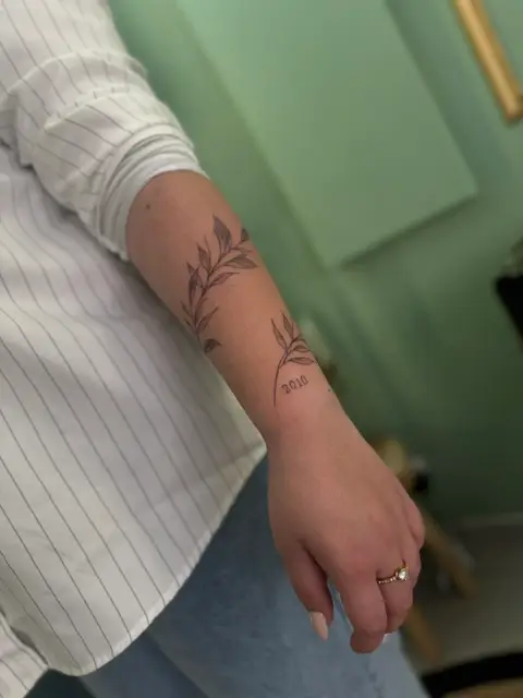 Tatouage fleurs botaniques style Fineline floral trait fin avant-bras femme par Cartis.Ink tatoueuse Encre Et Mer Fréjus