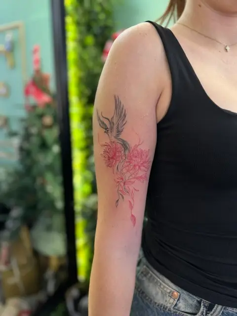 Tatouage fleurs et branches style Fineline floral trait fin épaule femme par Cartis.Ink Dermagraphic Encre Et Mer Fréjus