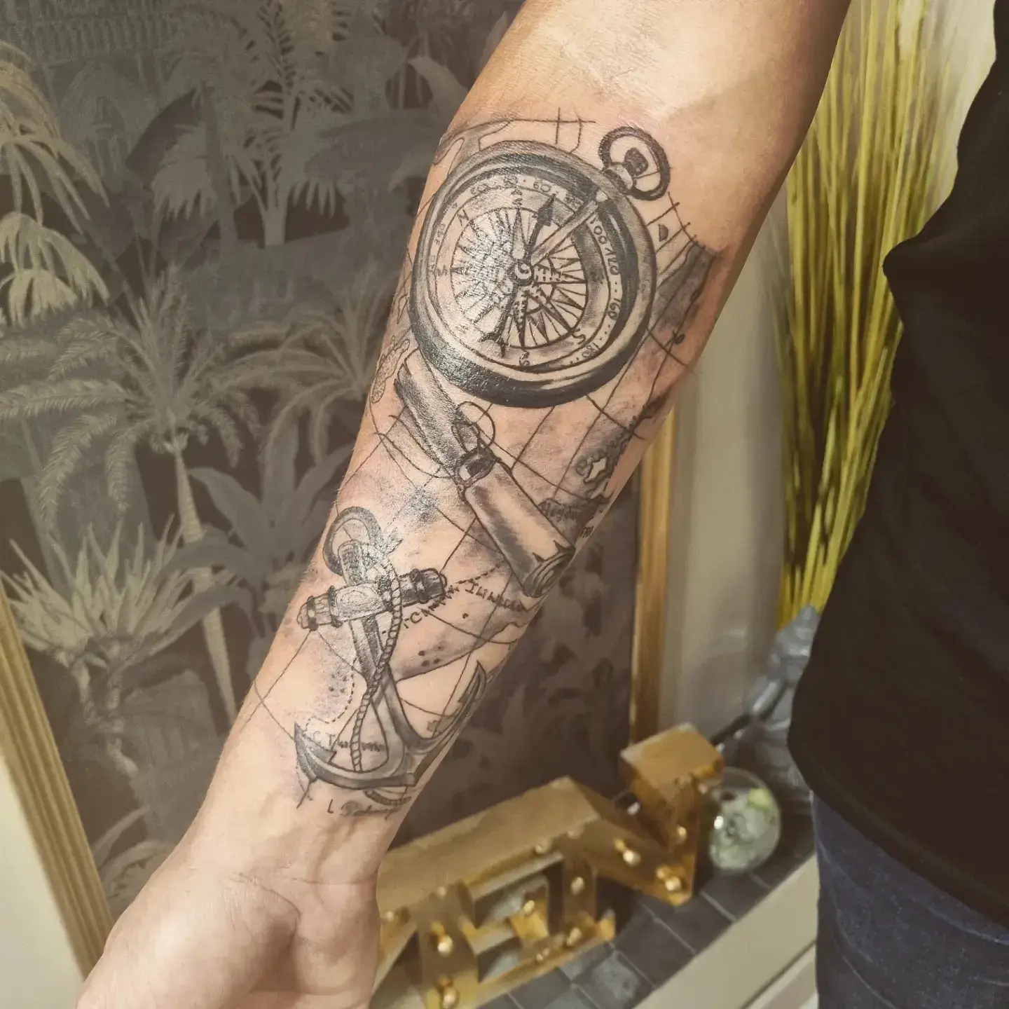 Tatouage horloge montre gousset réaliste noir et gris avant-bras homme réalisé par Fred Tattoo Art District Encre Et Mer Fréjus