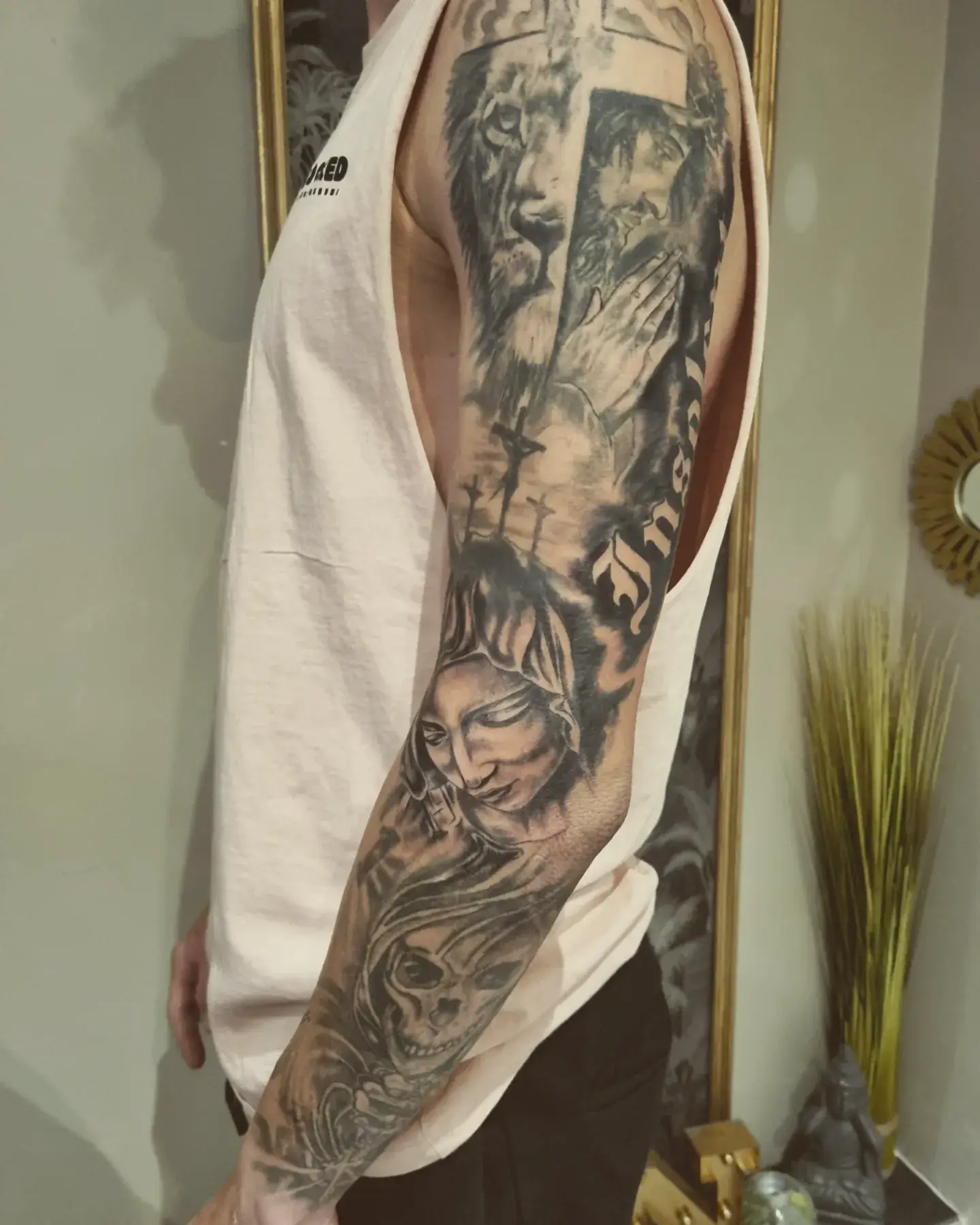 Tatouage lion réaliste noir et gris avec décoration mandala avant-bras par Fred Tattoo résident Art District Fréjus