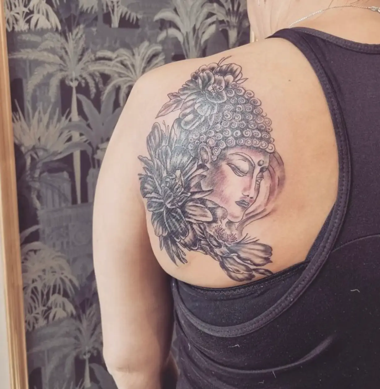 Tatouage croissant de lune avec mandala ornemental noir sur haut du dos femme par Fred Tattoo Encre Et Mer Fréjus