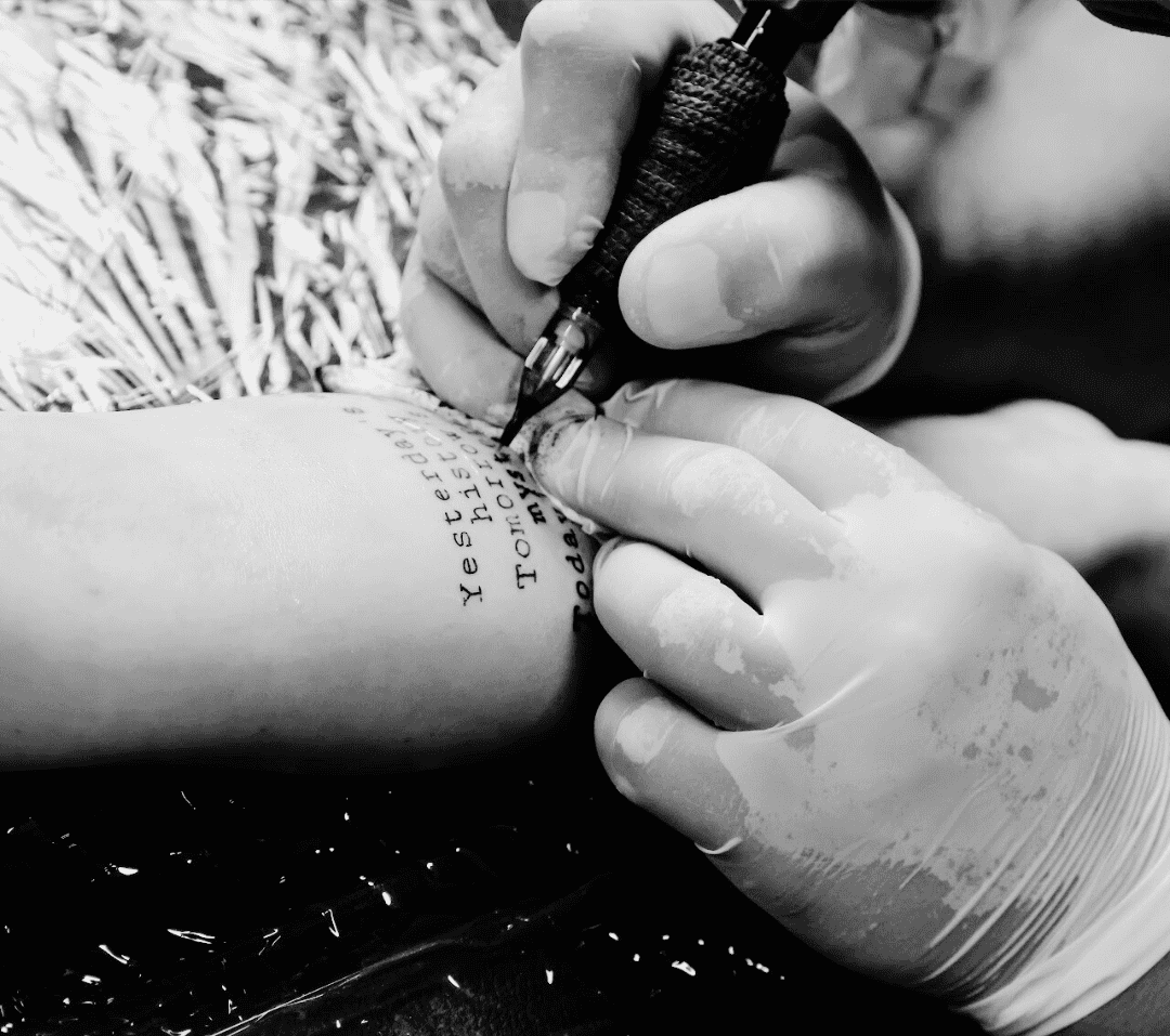 Artiste tatoueur réalisant un tatouage sur la main avec machine professionnelle à Port-FréjusArtiste tatoueur réalisant un tatouage sur la main avec machine professionnelle à Port-Fréjus