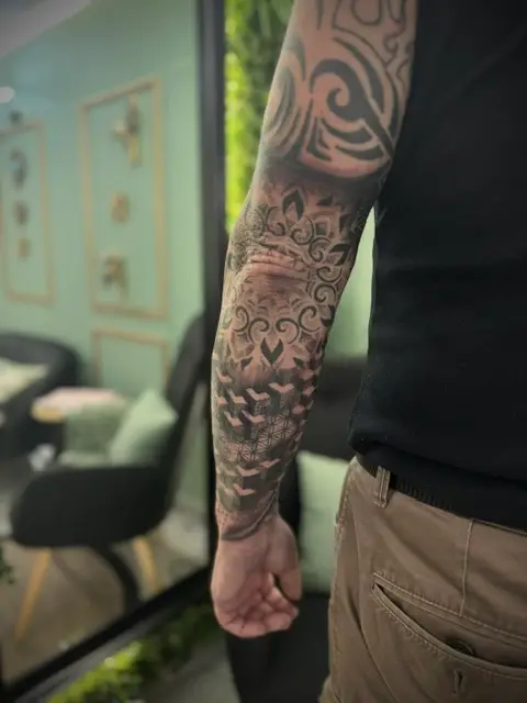 Tatouage mandala style Fineline trait fin réalisé par Cartis.Ink Encre Et Mer Fréjus