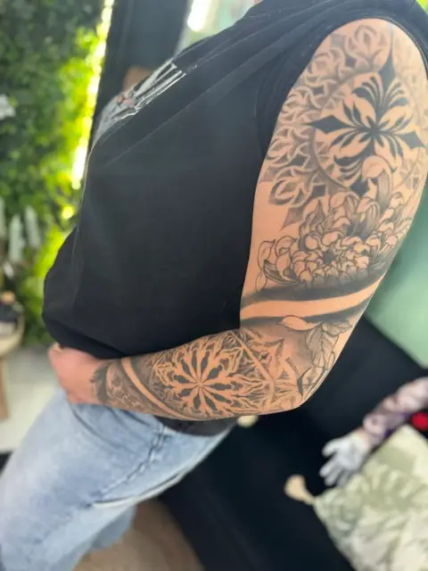 Tatouage mandala floral ornamental style Fineline trait fin bras femme par Cartis.Ink Dermagraphic Encre Et Mer Fréjus