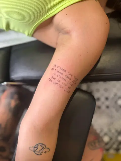 Tatouage phrase style minimaliste Fineline trait fin noir par Cartis.Ink tatoueuse Encre Et Mer Port-Fréjus Var