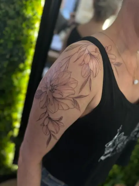 Tatouage rose noire style Fineline trait fin sur épaule femme réalisé par Cartis.Ink tatoueuse Dermagraphic Encre Et Mer Fréjus