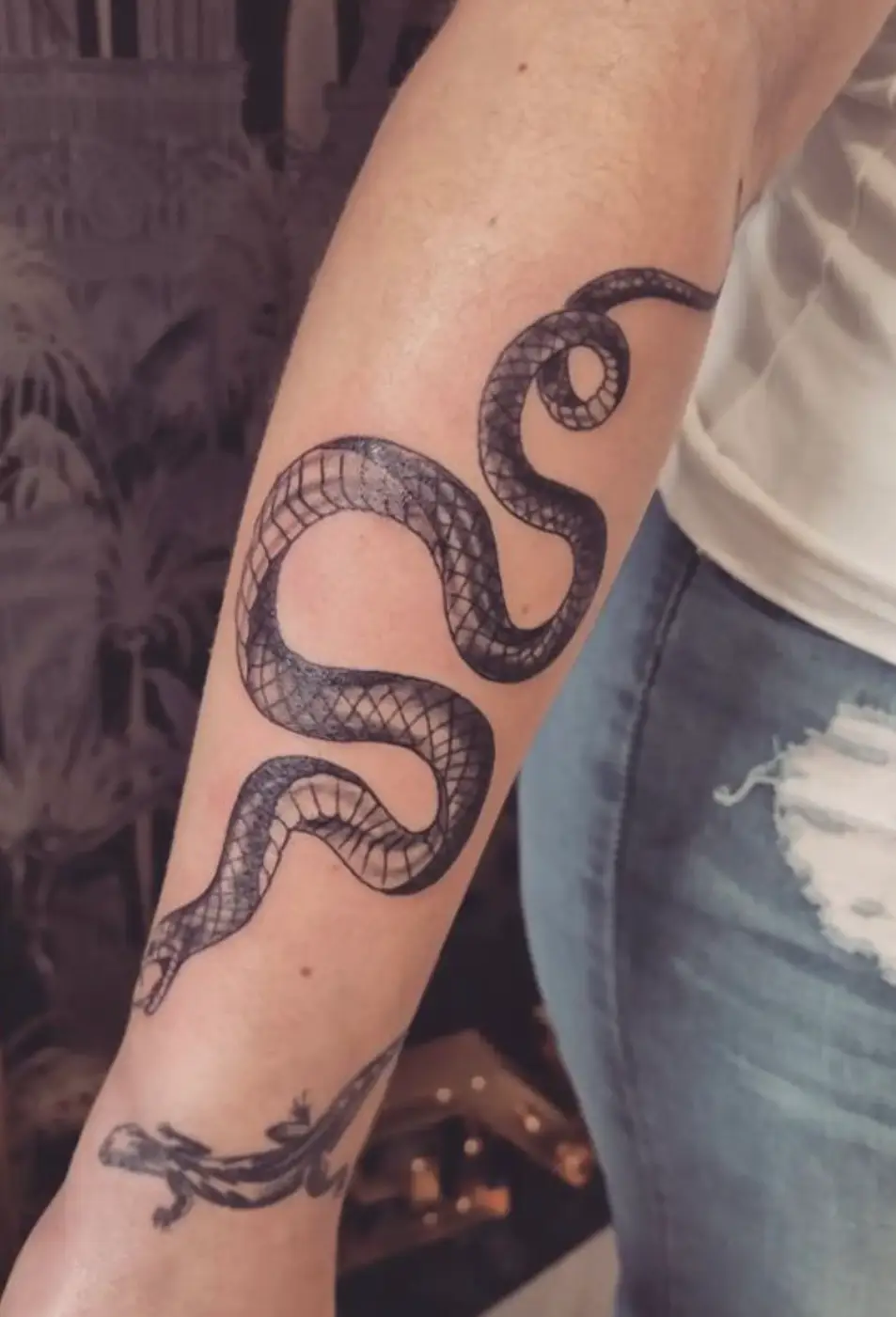 Tatouage serpent reptile en noir et gris avec écailles détaillées avant-bras par Fred Tattoo Encre Et Mer Fréjus