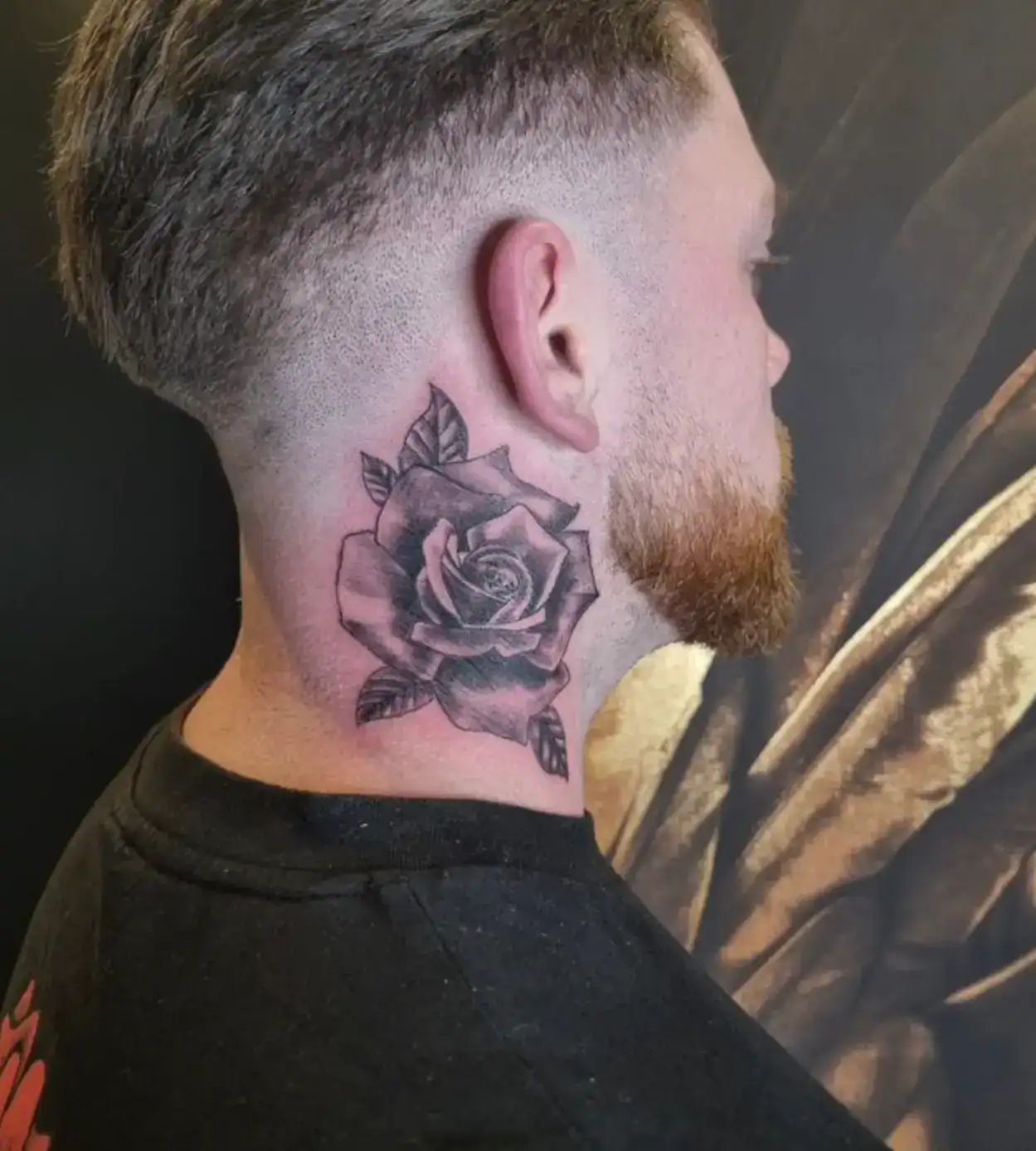 Tatouage crâne, rose style réaliste noir et gris par Fred Tattoo tatoueur résident Art District Encre Et Mer Fréjus