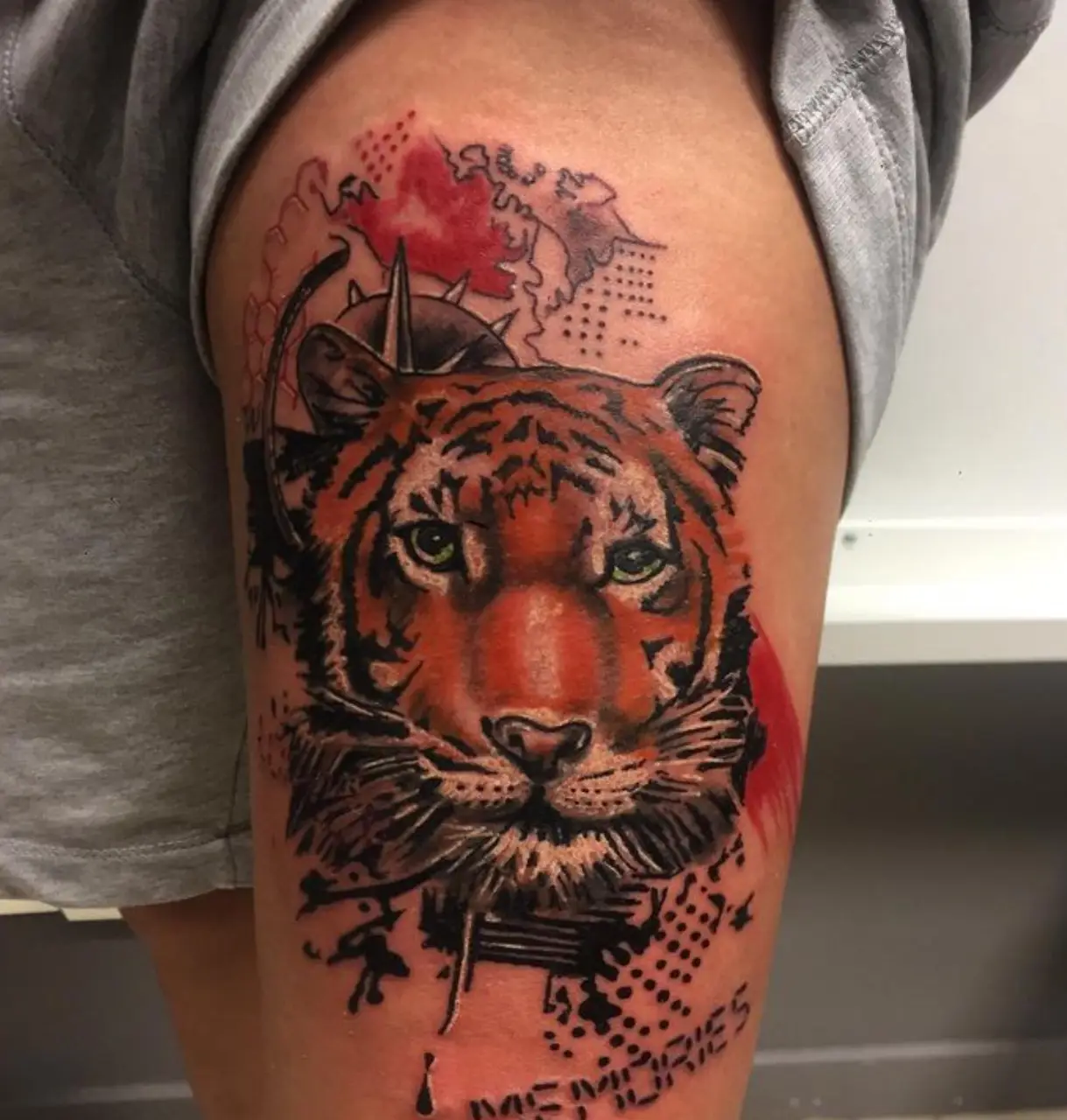 Tatouage tigre réaliste en couleur orange noir sur mollet réalisé par Fred Tattoo tatoueur professionnel Encre Et Mer Fréjus