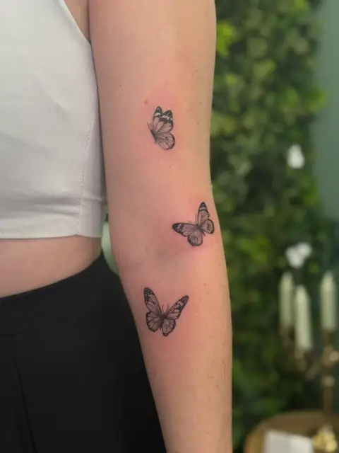 Tatouages papillons style minimaliste Fineline trait fin avant-bras femme par Cartis.Ink Dermagraphic Encre Et Mer Fréjus